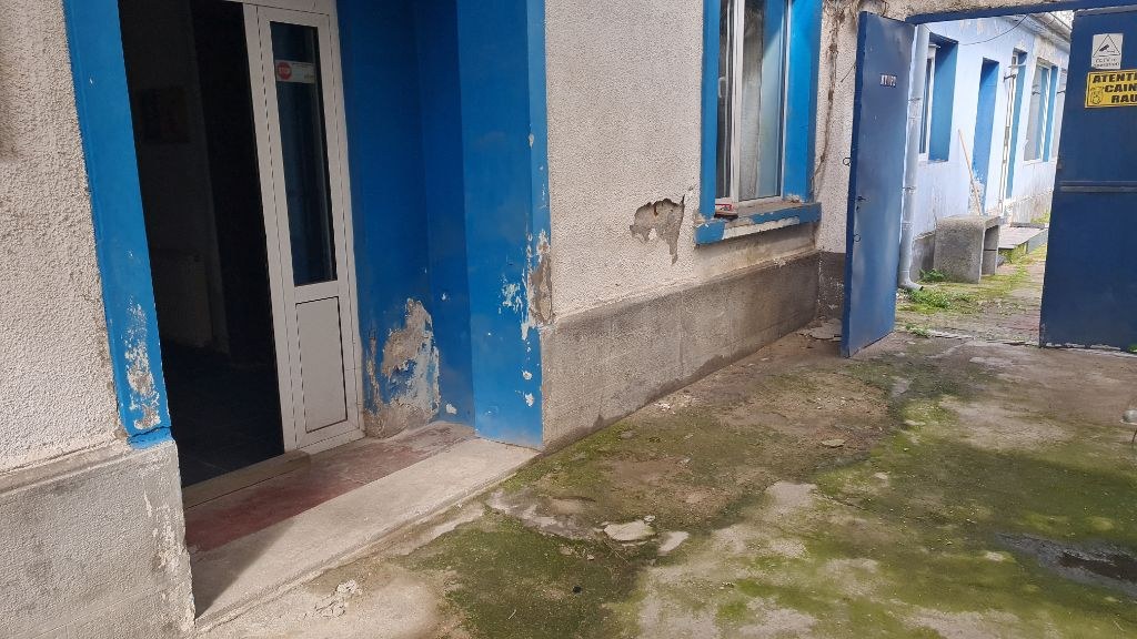Spațiu de depozitare și acces auto